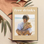 Funny Free Drinks Bröllop Photo Save Date Meddelande Vykort<br><div class="desc">De här sparar datumkorten för det roligt paret som inte kan vänta på att fira i bröllop med sin familj och sina vänner. Modern fototypografi "Fri dryck och bröllop på sidan" är en av våra mest populära modeller! Dina gäster från bröllop kommer att kärlek den. Anpassa med foto- och bröllop-information...</div>
