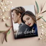 Funny Free Drinks Bröllop Photo Save Date Meddelande Vykort<br><div class="desc">De här sparar datumkorten för det roligt paret som inte kan vänta med att  sitt bröllop-datum med sin familj och sina vänner. Modern manustypografi "Fri dryck (och vi är gifta sig) designen på vykortets framsida anpassas med fotot. Lägg till din returadress och kommande bröllop-detaljer på baksidan.</div>