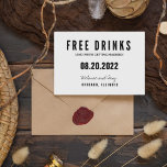 Funny Free Drinks Bröllop spara datum Meddelande Vykort<br><div class="desc">Svart och vit budgetvänlig roliga bröllop spara datum-vykort i ett modernt och enkelt block- och skriptformat som lyder "Fria drycker (och vi är gifta sig)". Anpassa till plats och datum för namn,  bröllop.</div>