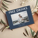Funny Free Drinks Navy Bröllop spara datum Meddelande Vykort<br><div class="desc">Spara datumvykorten för det roligt paret som inte kan vänta med att sitt bröllop-datum med sin familj och sina vänner. Den moderna fotodesignen "Lediga drycker (och vi är gifta sig) i marinblått och vitt anpassas med foton, namn, datum och plats för bröllop. Lägg till information om returadress och bröllop på...</div>