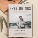 Funny Free Drinks Photo Bröllop spara datum<br><div class="desc">Lustigt bröllop spara datum-kort i en modern och enkel textdesign med anpassningsbarnas fotodesign som lyder "Lediga drycker (och vi är gifta sig)". Anpassa kortets framsida med vågräts foto (skörd om du vill rektangulera innan du överför för bästa resultat). Lägg till namn, datum och plats för bröllop. Anpassa baksidan av kortet...</div>