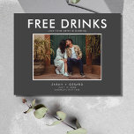 Funny Free Drinks Photo Bröllop spara datum Meddelande Vykort<br><div class="desc">Spara perfekten för datumkort för det roligt paret som inte kan vänta med att sitt bröllop-datum med sin familj och sina vänner. Modern fotodesign "Lediga drycker (och vi är gifta sig) i grått anpassas med fotot, namn, datum och plats för bröllop. Lägg till information om returadress och bröllop på baksidan...</div>