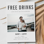 Funny Free Drinks Photo Bröllop spara datum Spara Datumet<br><div class="desc">Lustigt bröllop spara datum-kort i en modern och enkel textdesign med anpassningsbarnas fotodesign som lyder "Lediga drycker (och vi är gifta sig)". Anpassa kortets framsida med vågräts foto (skörd om du vill rektangulera innan du överför för bästa resultat). Lägg till namn, datum och plats för bröllop. Anpassa baksidan av kortet...</div>