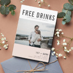 Funny Free Drinks Photo Bröllop spara datum Spara Datumet<br><div class="desc">Lustigt bröllop spara datum-kort i en modern rosa- och grått-design med anpassningsbarnas fotodesign som lyder "Lediga drycker (och vi är gifta sig)". Lägg till foto, namn, datum och plats för bröllop. Anpassa baksidan av kortet med ett andra foto. Kontakta mig genom knappen nedan om du behöver hjälp med mallen, om...</div>