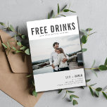 Funny Free Drinks Photo Bröllop Spara Datumet<br><div class="desc">Lustigt bröllop spara datum-kort i en modern grått-design med anpassningsbarnas fotodesign som lyder "Lediga drycker (och vi är gifta sig)". Lägg till foto,  namn,  datum och plats för bröllop. Anpassa baksidan av kortet med ett andra foto.</div>