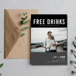 Funny Free Drinks Photo Bröllop Spara Datumet<br><div class="desc">Lustigt bröllop spara datum-kort i en modern grått- och svart design med anpassningsbarnas fotodesign som lyder "Lediga drycker (och vi är gifta sig)". Lägg till foto, namn, datum och plats för bröllop. Anpassa baksidan av kortet med ett andra foto. Kontakta mig genom knappen nedan om du behöver hjälp med mallen,...</div>