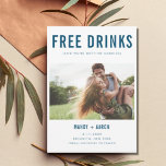 Funny Free Drinks Photo Förlovning Bröllop Spara Datumet<br><div class="desc">Lustigt bröllop spara datum-kort för det engagerade paret i en modern blå fotodesign med texten "Fria drycker (och vi är gifta sig)". Anpassa kortets framsida med vågräts foto (skörd om du vill rektangulera innan du överför för bästa resultat). Lägg till namn, datum och plats för bröllop. Anpassa baksidan av kortet...</div>
