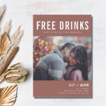 Funny Free Drinks Photo Rust Bröllop Spara Date Spara Datumet<br><div class="desc">Lustigt bröllop spara datum-kort i ett modernt vinterinspirerat rost färg med vit textdesign med anpassningsbarnas fotodesign som lyder "Fri dryck (och vi är gifta sig)". Anpassa kortets framsida med vågräts foto (skörd om du vill rektangulera innan du överför för bästa resultat). Lägg till namn, datum och plats för bröllop. Anpassa...</div>