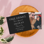 Funny Free Drinks Photo Simple Bröllop Spara Datumet<br><div class="desc">Lustigt bröllop spara datum-kort i en enkel svartvit textdesign som lyder "Fri dryck (och vi är gifta sig)". Anpassa till plats och datum för namn,  bröllop. Kortets baksida innehåller ditt favoritfoto i en vågrät-layout.</div>