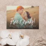 Funny Free Drinks Photo Spara datum meddelande Inbjudningar<br><div class="desc">Meddela ditt kommande bröllop med detta söta,  roliga,  gratis drinkar spara-date-meddelande. Anpassa texten på framsidan och baksidan med all information om bröllop.</div>