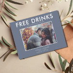 Funny Free Drinks Winter Blue Bröllop Spara Data Meddelande Vykort<br><div class="desc">Spara datumvykorten för det roligt paret som inte kan vänta med att sitt bröllop-datum med sin familj och sina vänner. Den moderna fotodesignen "Lediga drycker (och vi är gifta sig) i vinterblått och vitt anpassas med foton, namn, datum och plats för bröllop. Lägg till information om returadress och bröllop på...</div>