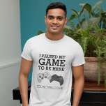 Funny Gamer | Jag pausade mitt spel T Shirt<br><div class="desc">Humoriserad t-shirt för spelare med två dynor för datorkontroll och det roliga ordspråket "Jag pausade mitt spel för att vara här,  du är välkommen"</div>