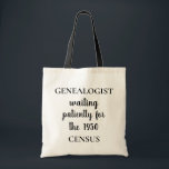Funny Genealogy Genealogist Census Tygkasse<br><div class="desc">Den här lustiga väskan är perfekten för att bära med dig all din litteratur eller familjeåterförening. Utformningen visar ord, "GENEALOGIST väntar tålmodigt på 1950 års CENSUS". Tack för att du stannar på www.zazzle.com/DNAResults. ©Karen Hall för DNAResults på Zazzle. Klicka nedan på "Visa deras butik" för att besöka vår butik för...</div>
