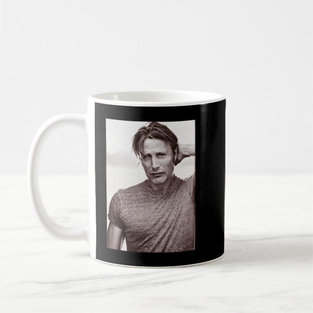 Funny Gifts Mikkelsen Danish Mads Actor Retro Wav Kaffemugg (Vänster)