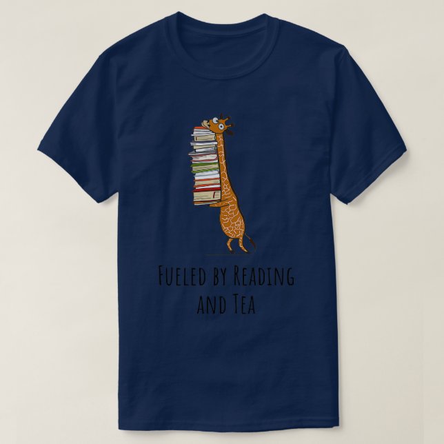 Funny Giraffe Holding a Stack of Bokar som drivs a T Shirt (Design framsida)