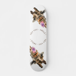 Funny Giraffe Tongue Out and Playful Wink - Fun Mini Skateboard Bräda 18,5 Cm