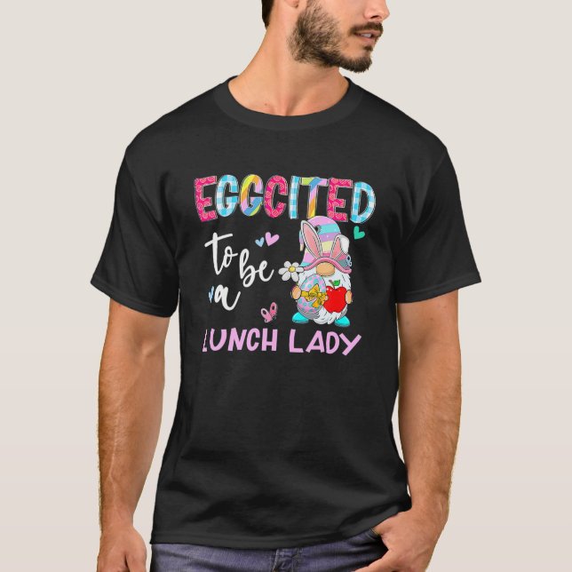 Funny Gnome Eggcited To Be Lunch Lady Bunny Easter T Shirt (Framsida)