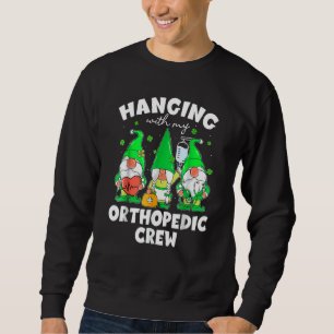 Funny Gnome Hanging with Orthopedic Nurse St Patri Lång Ärmad Tröja