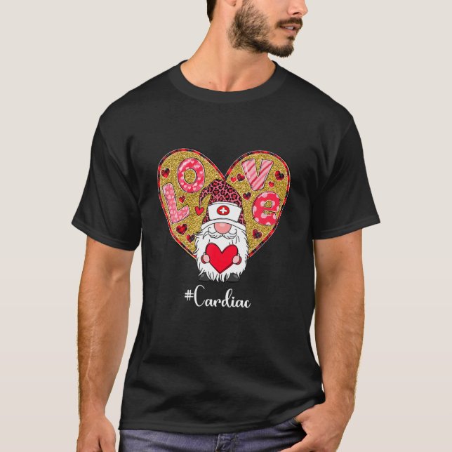 Funny Gnome Holding Heart Hjärt Hjärtat Nurse Cute T Shirt (Framsida)