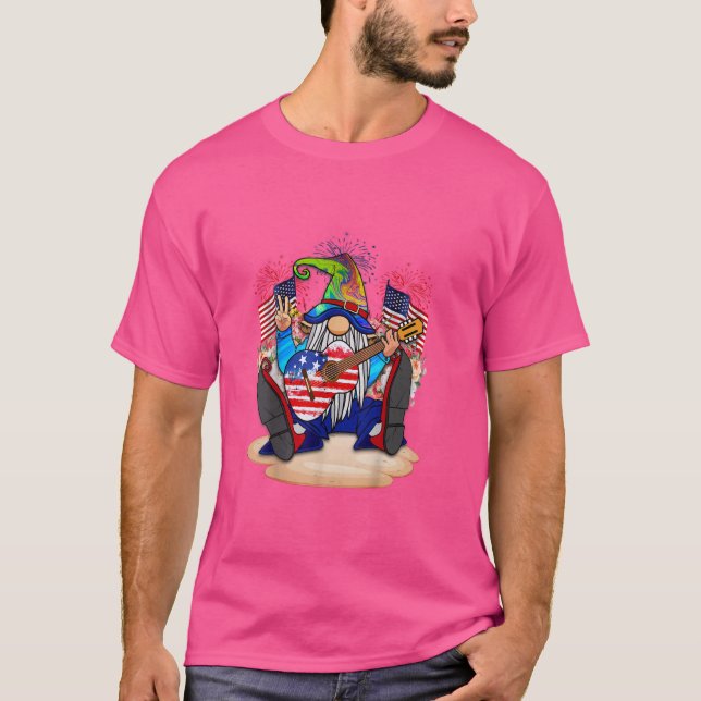 Funny Gnome med Guitar Sjungas och Celebrates 4th  T Shirt (Framsida)