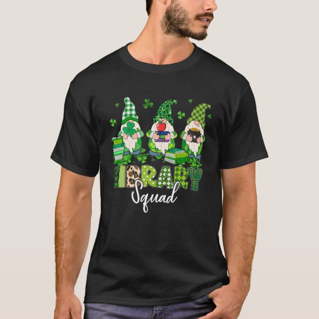 Funny Gnomes Leopard Shamrock Bibliotek Squad St P T Shirt (Framsida)