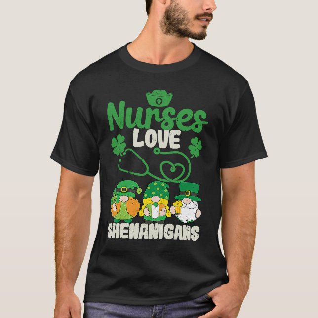 Funny Gnomes Nurse St Patricks Day Nurses Love She T Shirt (Framsida)