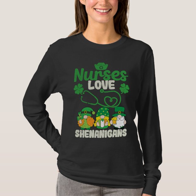 Funny Gnomes Nurse St Patricks Day Nurses Love She T Shirt (Framsida)