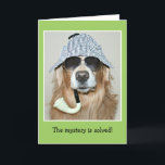Funny Golden Retriever Detektiv Hund Birthday Kort<br><div class="desc">Kortet har en gyllene hund som är klädd som detektiv med en tandhatt,  ett giffelrör och solglasögon. Text på framsidan säger: "Mysteret är löst!" Medan texten i texten förklarar: "Du är gammal! Grattis på födelsedagen till en gyllene hund." Båda kan ändras eller tas bort till kostym efter behov.</div>