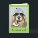 Funny Golden Retriever Detektiv Hund Birthday Kort<br><div class="desc">Kortet har en gyllene hund som är klädd som detektiv med en tandhatt,  ett giffelrör och solglasögon. Text på framsidan säger: "Mysteret är löst!" Medan texten i texten förklarar: "Du är gammal! Grattis på födelsedagen till en gyllene hund." Båda kan ändras eller tas bort till kostym efter behov.</div>