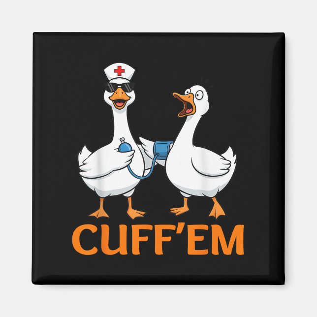 Funny Goose Cuff'em Nurse Graphic Tee Manar Womens Magnet (Framsidan)