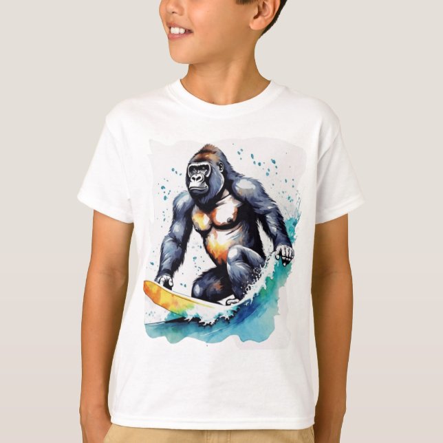 Funny gorilla surfing T-Shirt (Framsida)