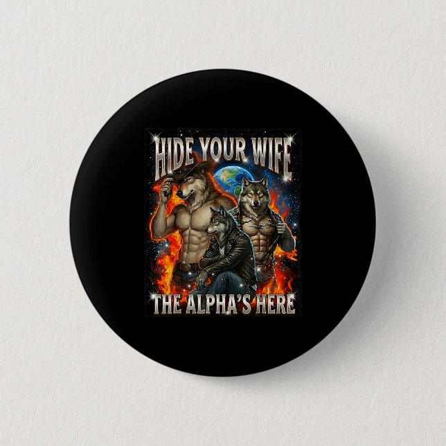 Funny Graphic Tee Hide Your Wife The Alpha Is Here Knapp (Framsida)
