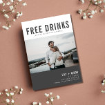 Funny gratis dryck Foto Modern Bröllop Spara Datumet<br><div class="desc">Modern bröllop spara datum-kort i en grått-design med anpassningsbarnas fotodesign som lyder "Lediga drycker (och vi är gifta sig)". Lägg till foto,  namn,  datum och plats för bröllop. Anpassa baksidan av kortet med ett andra foto.</div>