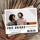 Funny gratis dryck Modern Photo Bröllop Meddelande Vykort<br><div class="desc">Lustigt vykort från bröllop spara datum - skicka ut e-post till familj och vänner och be dem att reservera datumet i bröllop. Svart och vit "Fri dryck (och vi är gifta sig)" design. Anpassa med foto,  namn,  bröllop,  bröllop-datum och bröllop webbplats.</div>