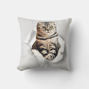 Funny Grått Cat Popping thru Torn Papper Illusion Kudde