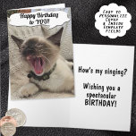 Funny Grattis på födelsedagen Siamese Kitten Photo Kort<br><div class="desc">Här är ett humoristiskt och ädelt födelsedagskort för vem som helst. Den har en rolig siamesisk kattunge som bär en kamouflage-hylsa och som sjunger "Grattis på födelsedagen till dig" på kortomslaget. Insidan har ytterligare mallinformation för hälsning. Fyll i fälten för mallen om du vill ändra omslaget och det inre meddelandet,...</div>