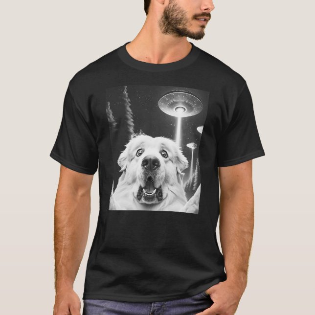 Funny Great Pyrenees Alien UFO Taking a Selfie Dog T Shirt (Framsida)