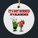 Funny Grill Chef Julgransprydnad Keramik<br><div class="desc">Lustigt Chef-design med den är inte bränd,  den är svartsjuk. Perfekt för en grillkock,  kock eller din favoritkock. Chef grillar och släcker en brand.</div>
