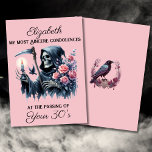 Funny Grim Reaper Death to My Youth 40th Birthday Kort<br><div class="desc">Tittar för perfektens morbidkort för 40-årsdag för en kvinna med kärlek för mörk humor? Det här Grim Reaper 40th Birthday Card för kvinnor är precis vad du behöver! Med en vackert färgsillustration av Grim Reaper, även kallad Död eller Dödsängen, som är en typisk svart läderdräkt, som håller ett tänt ljus,...</div>