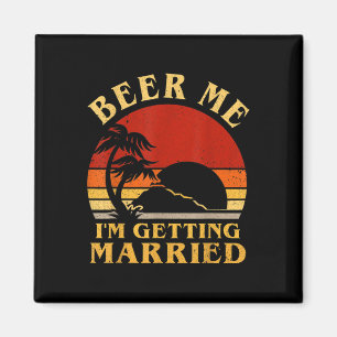 Funny Groom Bride Beer Me Im Gifta sig Bache Magnet
