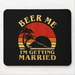 Funny Groom Bride Beer Me Im Gifta sig Bache Musmatta