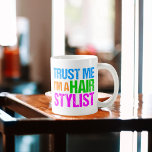 Funny Hair Stylist Kaffemugg<br><div class="desc">En rolig gåva till en skönare som just har avlagt en kosmetologiskola och klipper hår i en salon. Lite hårstilist humor. Lita på mig, jag är en Hair Stylist skriven i roligt, smart neon färg. Coola 80-talet stil.</div>