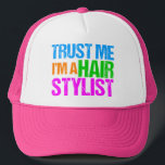 Funny Hair Stylist Keps<br><div class="desc">En rolig gåva till en skönare som just har avlagt en kosmetologiskola och klipper hår i en salon. Lite hårstilist humor. Lita på mig, jag är en Hair Stylist skriven i roligt, smart neon färg. Coola 80-talet stil.</div>
