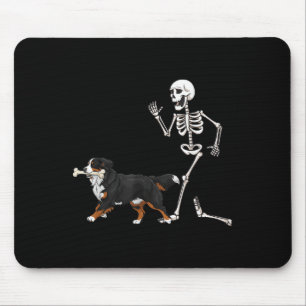 Funny Halloween Bernese Mountain Hund och Skeleton Musmatta