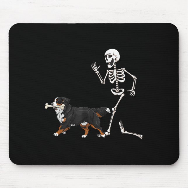 Funny Halloween Bernese Mountain Hund och Skeleton Musmatta (Framsidan)