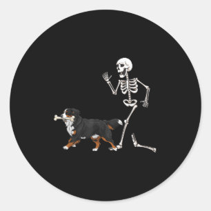 Funny Halloween Bernese Mountain Hund och Skeleton Runt Klistermärke