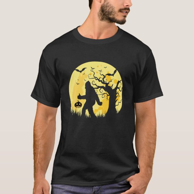 Funny Halloween Bigfoot Sasquatch Trick and Treat T Shirt (Framsida)