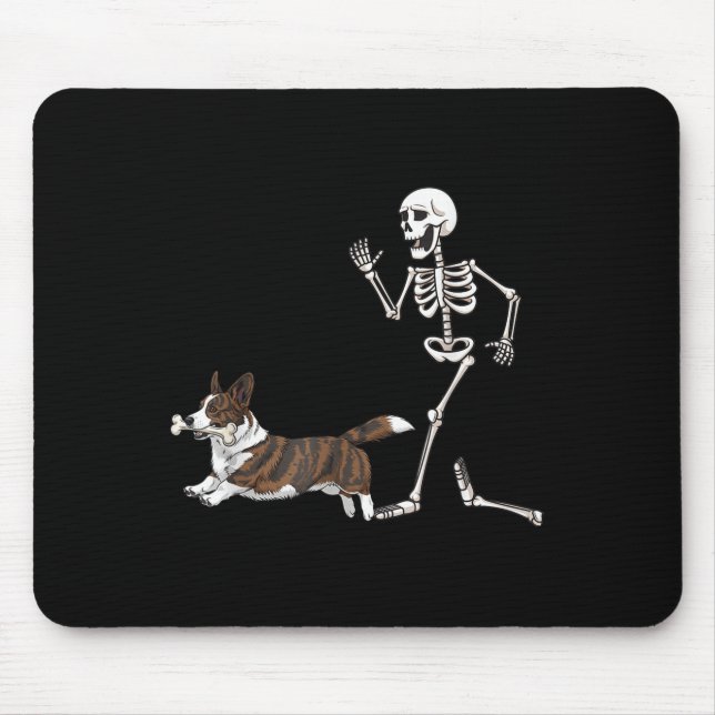 Funny Halloween Cardigan Welsh Corgi och Skeleton Musmatta (Framsidan)