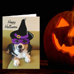 Funny Halloween Corgi i Costume Kort<br><div class="desc">Happy halloween Corgi-kort med ett foto av en söt tricolor Pembroke Welsh Corgi i en häxhatt och öga-mask för en rolig Hallow's kväll hund-dräkt. Det här hälsningskortet för fåniget kommer säkert att få djurälskarn att le.</div>