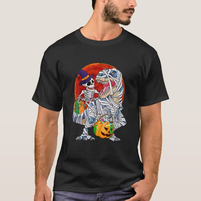 Funny Halloween Skeleton Riding Mummy Dinosaur T r Shirt (Framsida)